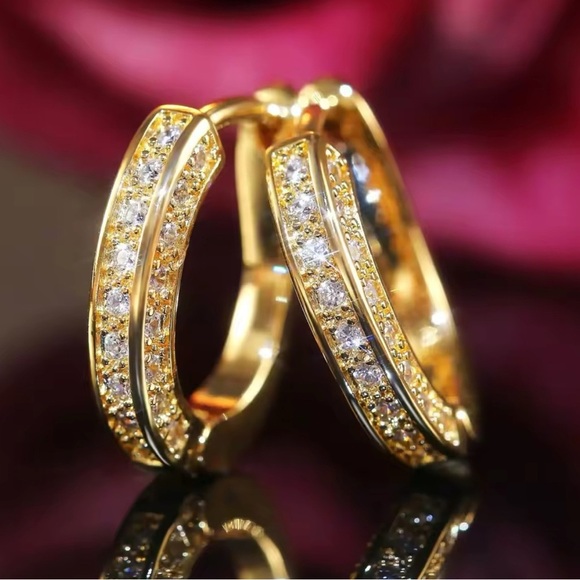 Beautiful gold huggy earrings - Picture 1 of 1